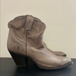 Frye Billy short boots size 9